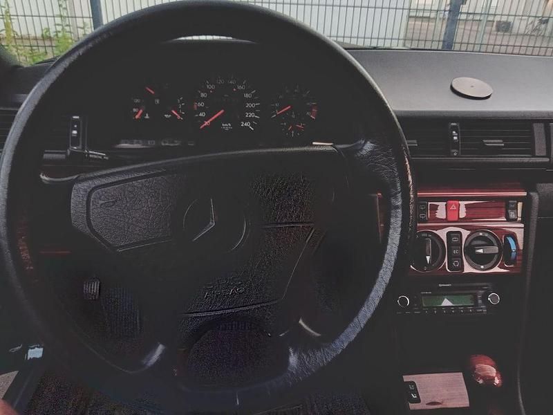 Gebraucht Mercedes 220 150 PS (110 kW) 1995 Grün Kombi