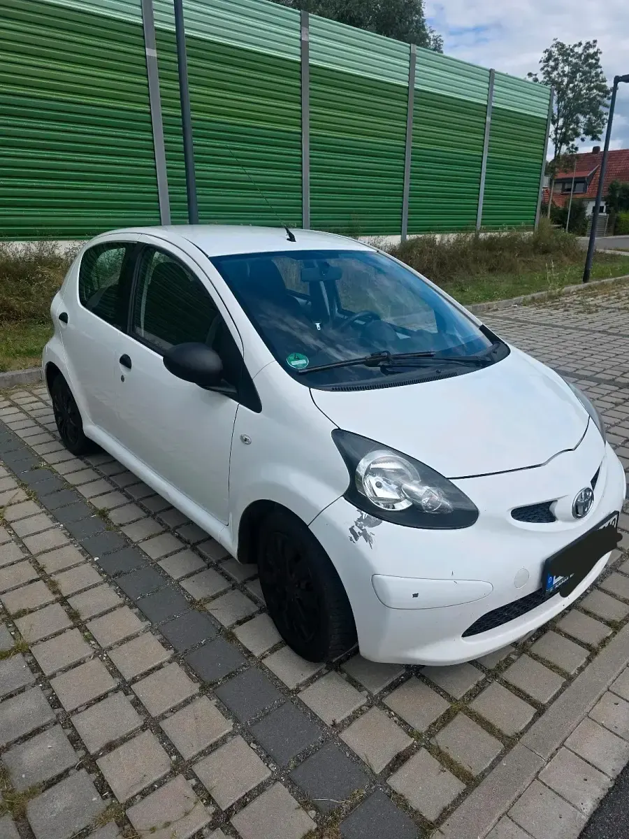 Gebraucht Toyota Aygo 68 PS (50 kW) 2009 Weiß Kleinwagen