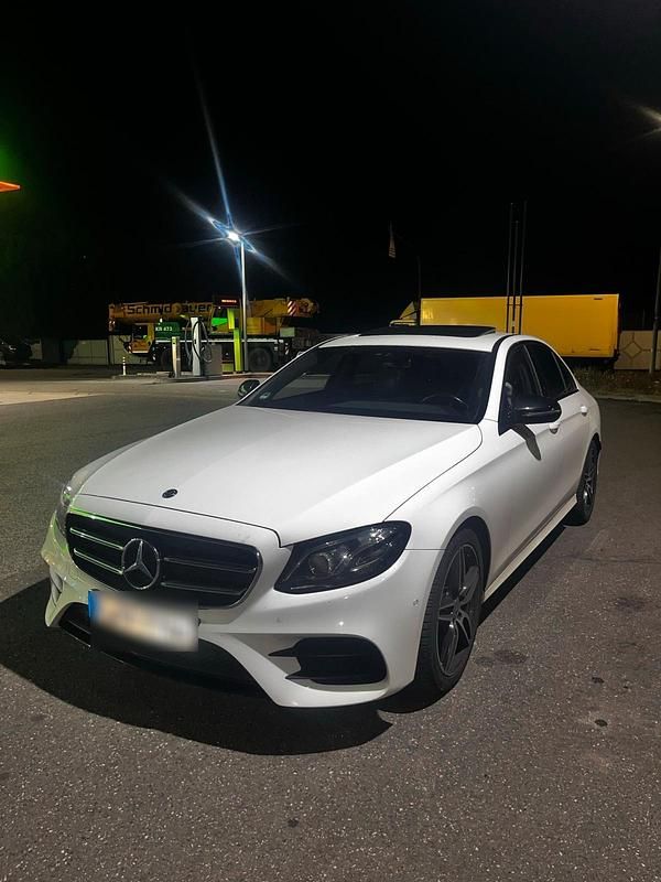 Weiß Gebraucht 2018 Mercedes E220 AMG line Limousine | 21.000 € (Fairer Preis) - Bild 1/4