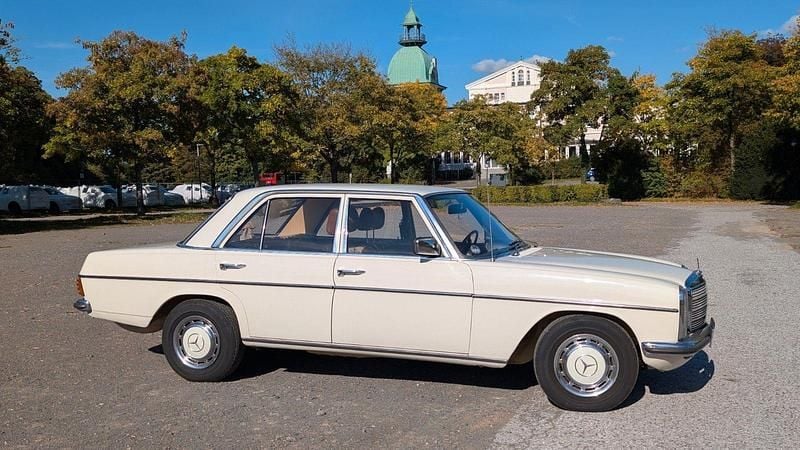 Weiß Gebraucht 1975 Mercedes W115 Limousine | 15.000 € - Bild 1/4