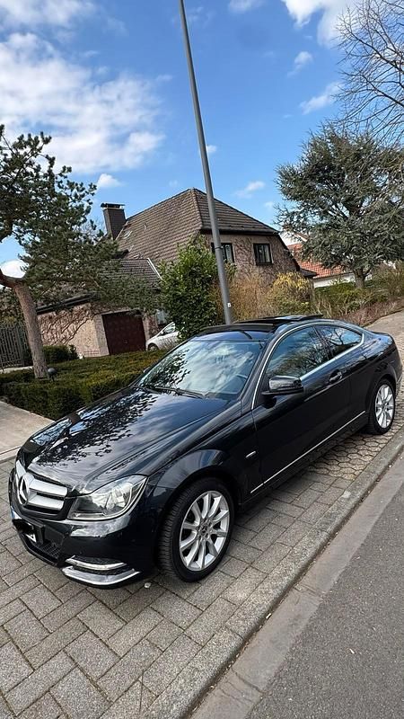 Schwarz Gebraucht 2011 Mercedes C180 Coupé | 13.600 € - Bild 1/4