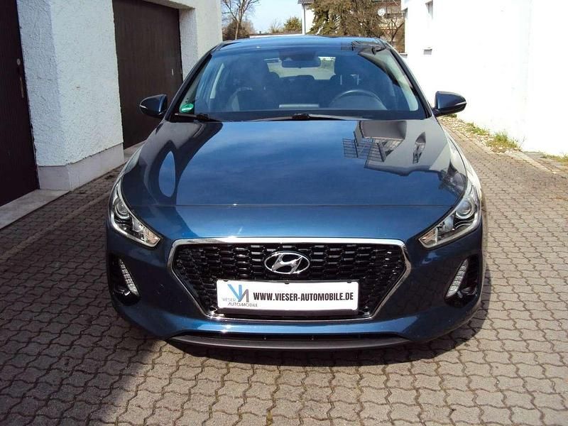 Gebraucht Hyundai i30 Select 101 PS (74 kW) 2017 Stargazing blue Limousine