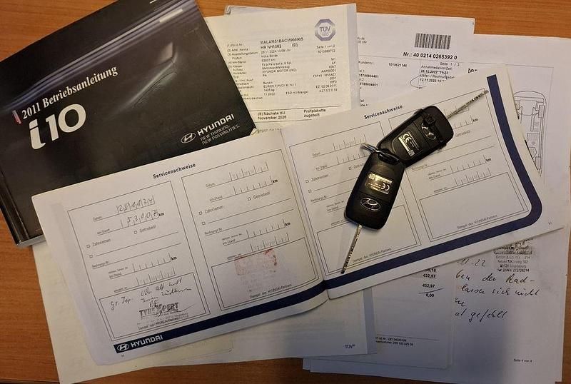 Gebraucht Hyundai i10 Edition 69 PS (50 kW) 2011 Silber Kleinwagen