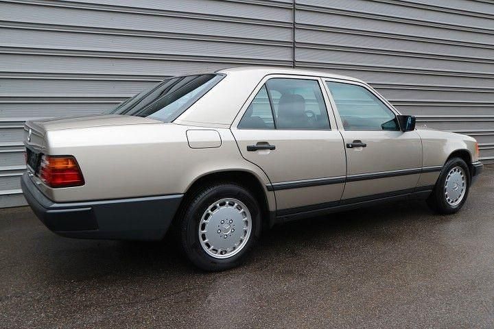 Gebraucht Mercedes E300 113 PS (83 kW) 1988 Silber Limousine