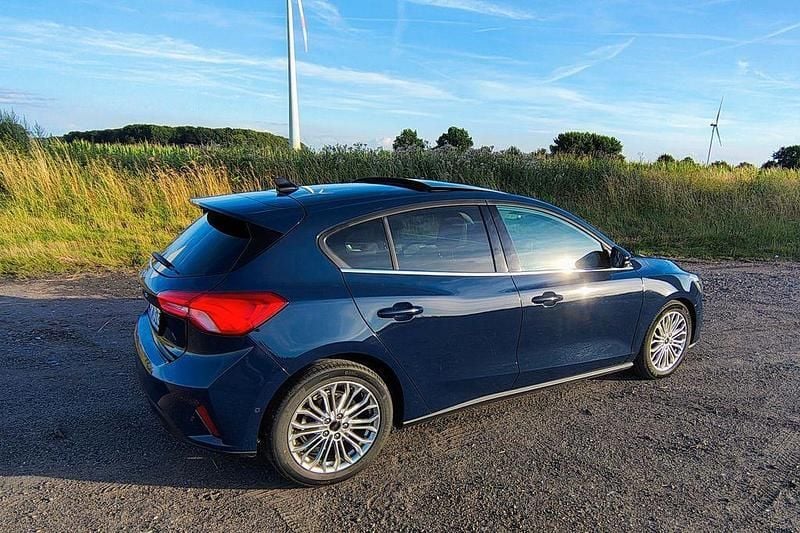 Blau Gebraucht 2020 Ford Focus Titanium Limousine | 16.990 € (Fairer Preis) - Bild 1/4