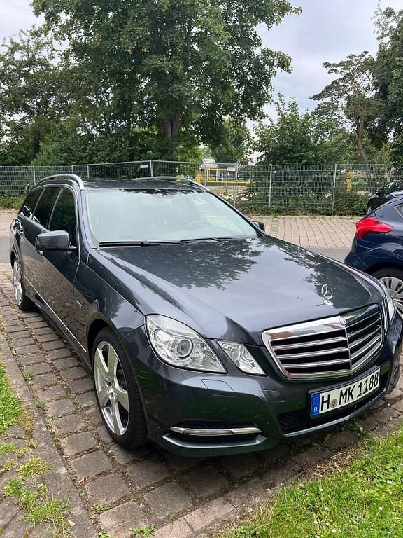 Grau Gebraucht 2011 Mercedes E250 Avantgarde Kombi | 12.900 € - Bild 1/4