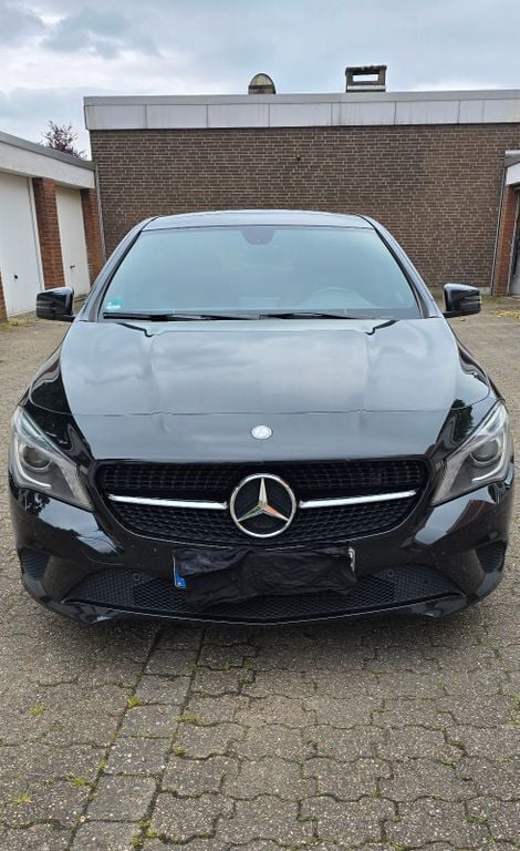Schwarz Gebraucht 2013 Mercedes CLA180 Urban Limousine | 15.900 € (Fairer Preis) - Bild 1/4