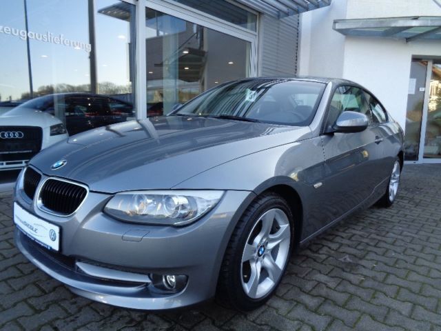 Gebraucht BMW 318 143 PS (105 kW) 2010 Grau metallic Coupé