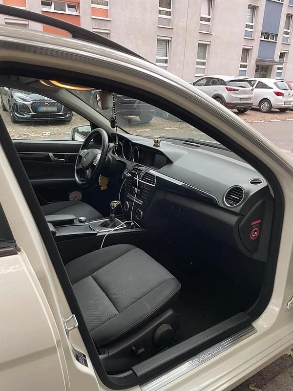 Gebraucht Mercedes C180 117 PS (86 kW) 2012 Weiß Kombi