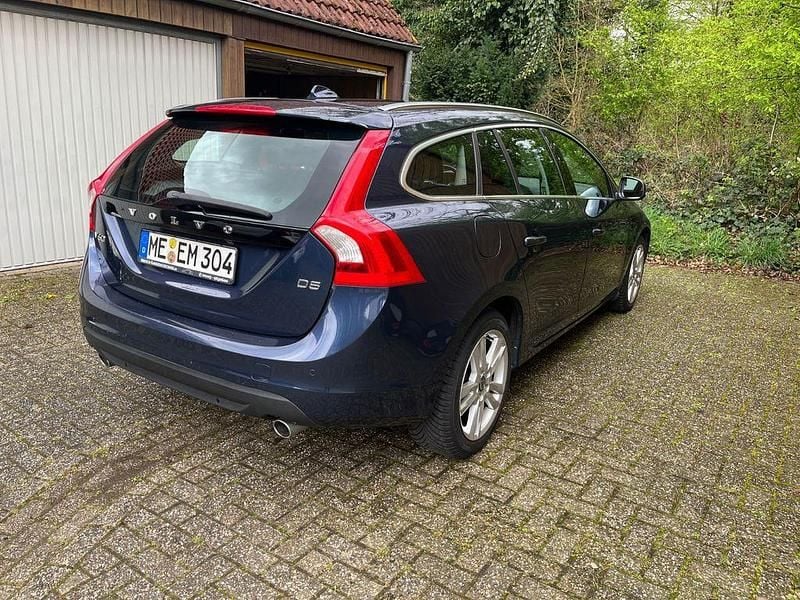 Gebraucht Volvo V60 Summum 215 PS (158 kW) 2012 Blau Kombi