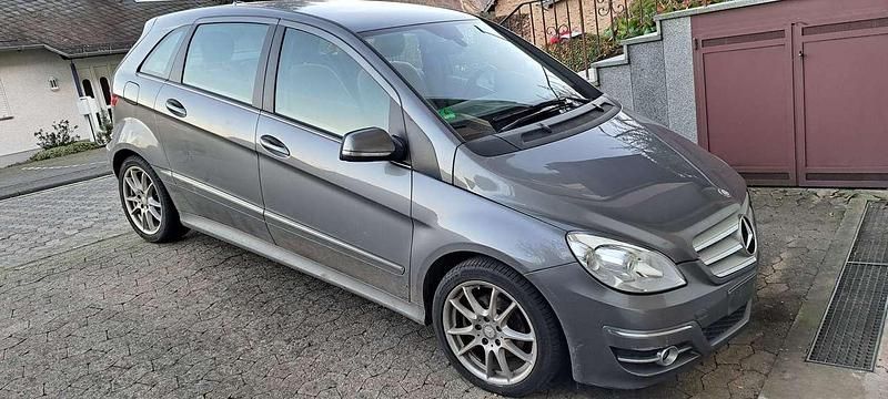 Silber Gebraucht 2010 Mercedes B180 Van / Kleinbus | 6.550 € (Guter Preis) - Bild 1/4