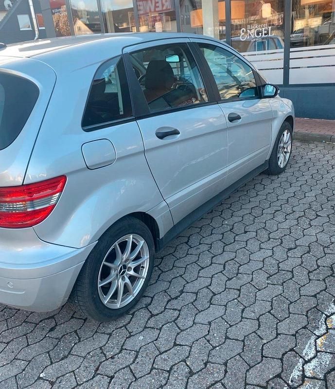 Gebraucht Mercedes B180 110 PS (80 kW) 2008 Silber Van / Kleinbus