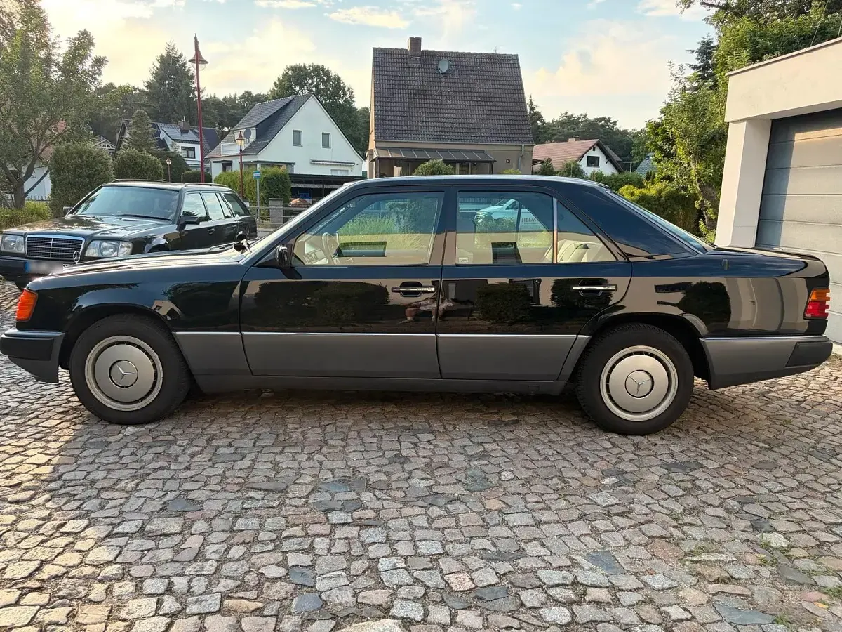 Gebraucht Mercedes E200 136 PS (100 kW) 1992 Schwarz Limousine