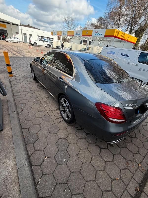 Gebraucht Mercedes E220 194 PS (142 kW) 2017 Grau Limousine