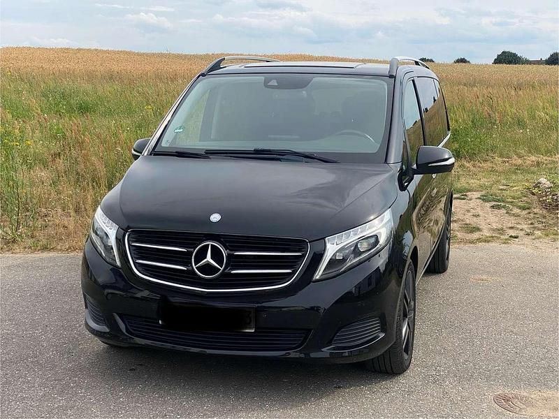 Schwarz Gebraucht 2015 Mercedes V220 Edition Van / Kleinbus | 22.000 € (Fairer Preis) - Bild 1/4