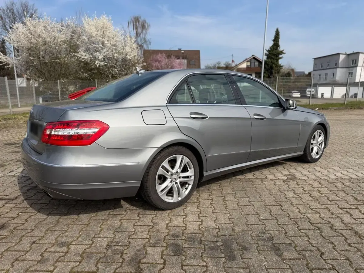 Gebraucht Mercedes E300 Avantgarde 231 PS (169 kW) 2010 Grau Limousine
