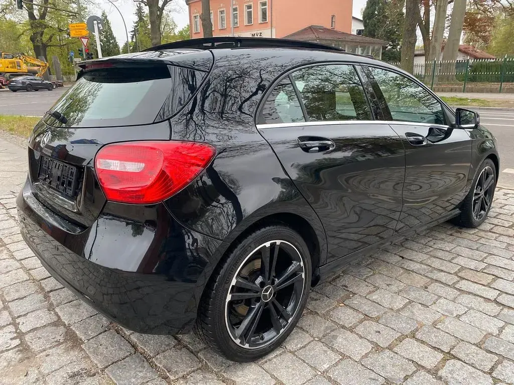 Gebraucht Mercedes A180 122 PS (89 kW) 2012 Schwarz Kleinwagen
