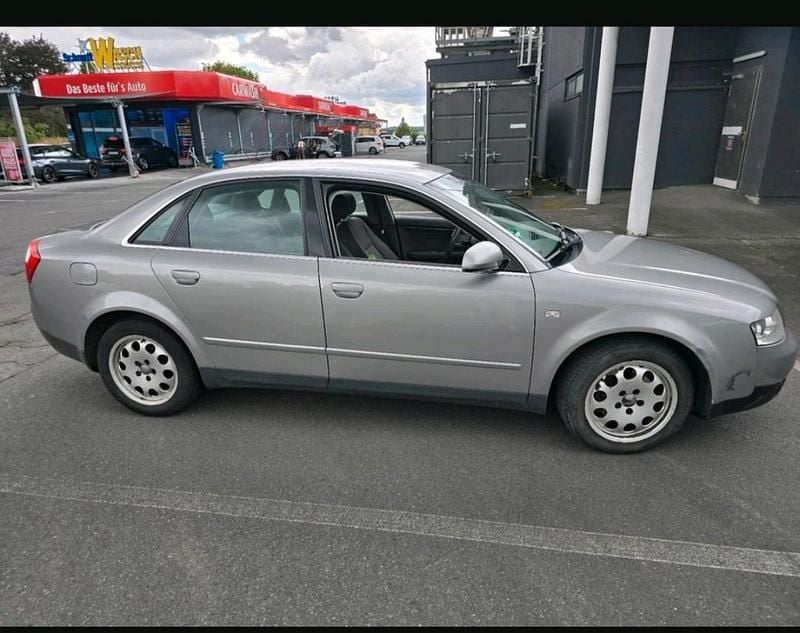 Grau Gebraucht 2002 Audi A4 Limousine | 900 € (Superpreis) - Bild 1/4