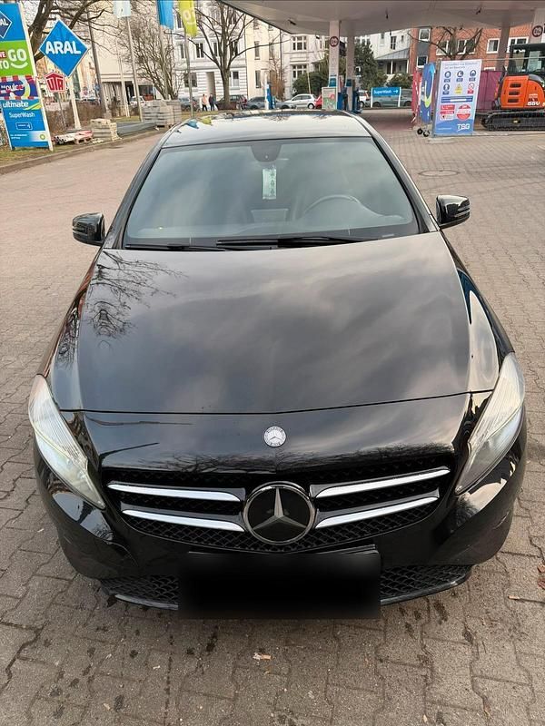 Gebraucht Mercedes A180 122 PS (89 kW) 2013 Schwarz Kleinwagen