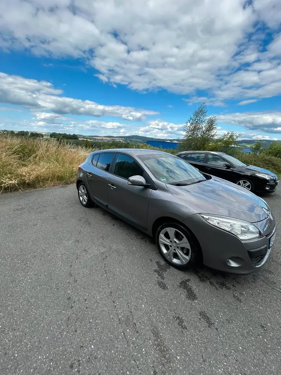 Gebraucht Renault Mégane III 101 PS (74 kW) 2010 Silber Limousine
