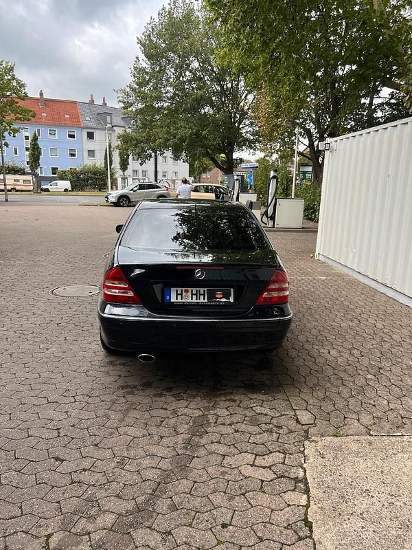Schwarz Gebraucht 2005 Mercedes C230 Limousine | 4.900 € - Bild 1/4