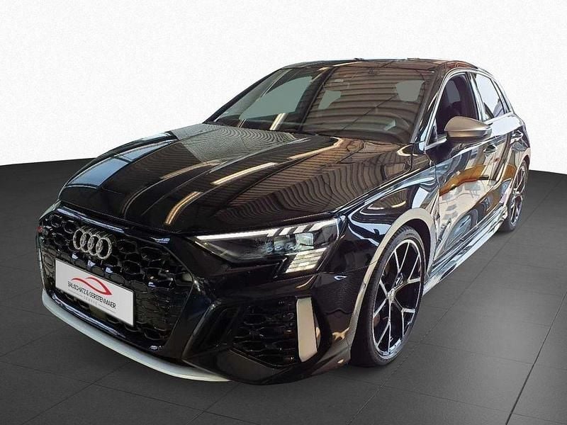 Mythosschwarz (schwarz) Gebraucht 2024 Audi RS3 Sportback Ambiente Kleinwagen | 61.220 € (Fairer Preis) - Bild 1/4
