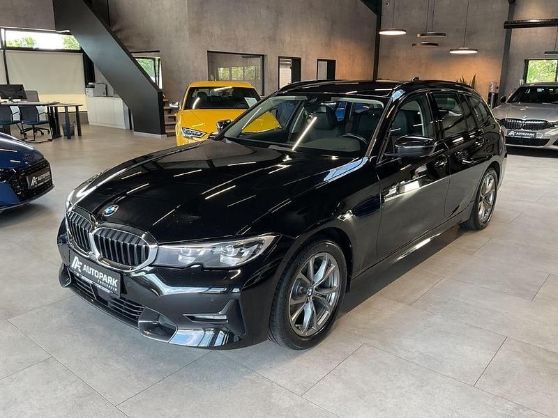 Schwarz Gebraucht 2022 BMW 320 Sport Line Kombi | 25.980 € (Guter Preis) - Bild 1/4