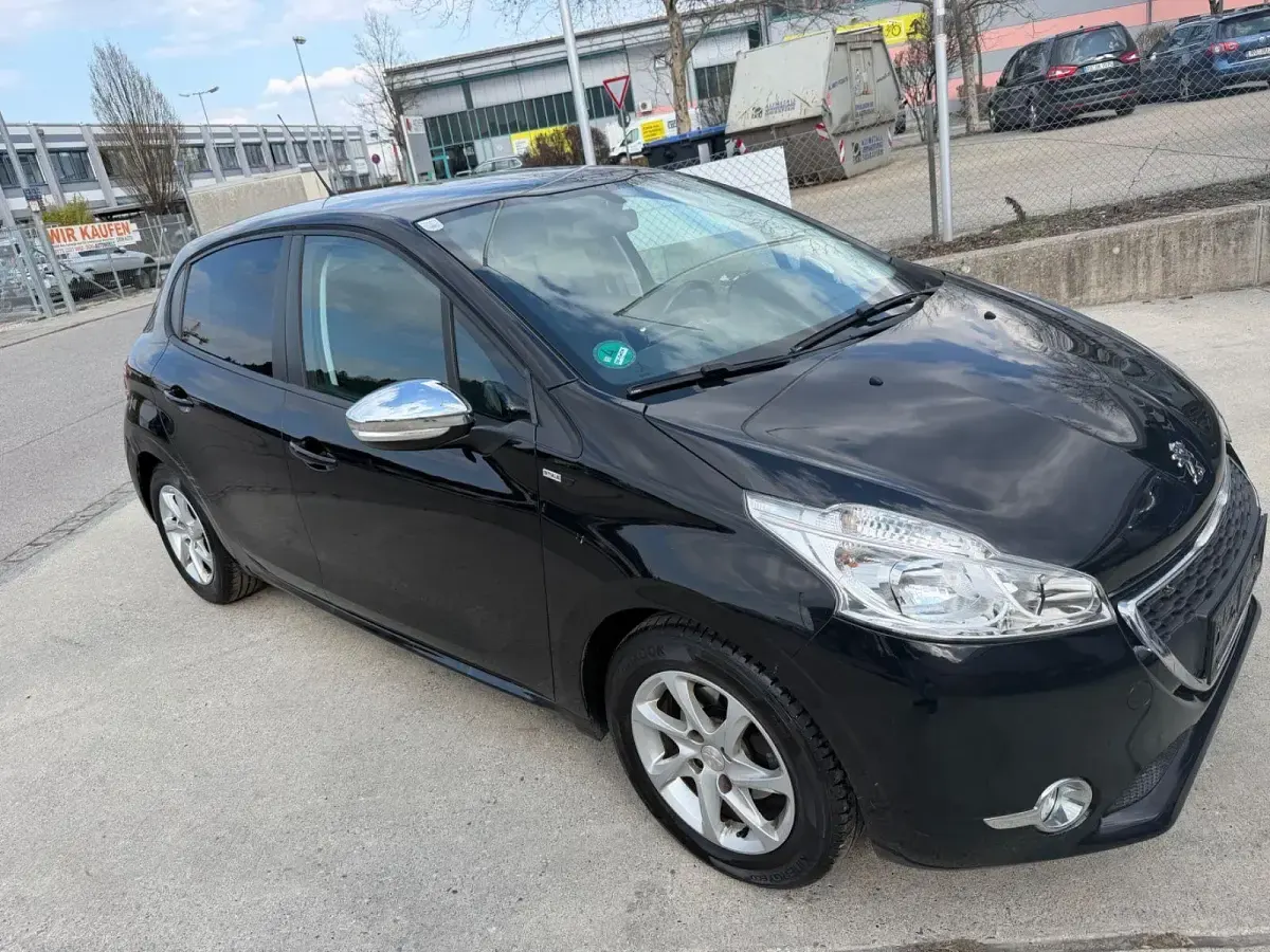 Gebraucht Peugeot 208 Style 82 PS (60 kW) 2015 Schwarz Kleinwagen