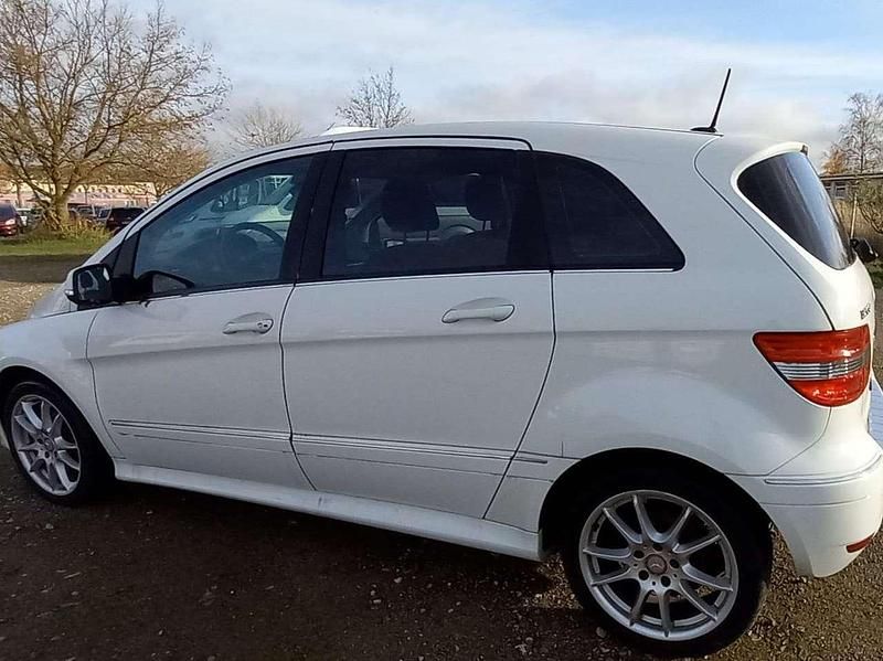 Gebraucht Mercedes B200 140 PS (102 kW) 2011 Weiß Van / Kleinbus