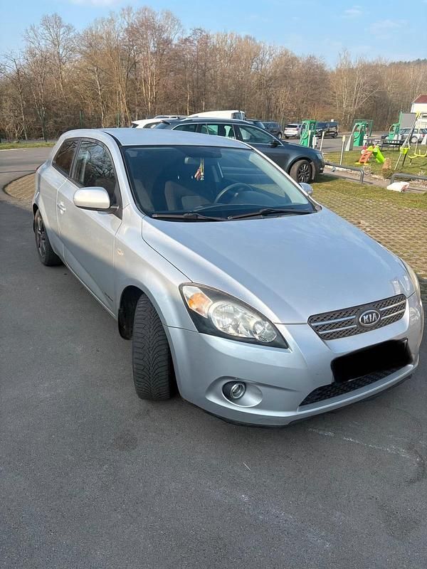 Gebraucht Kia Ceed 90 PS (66 kW) 2010 Silber Kleinwagen