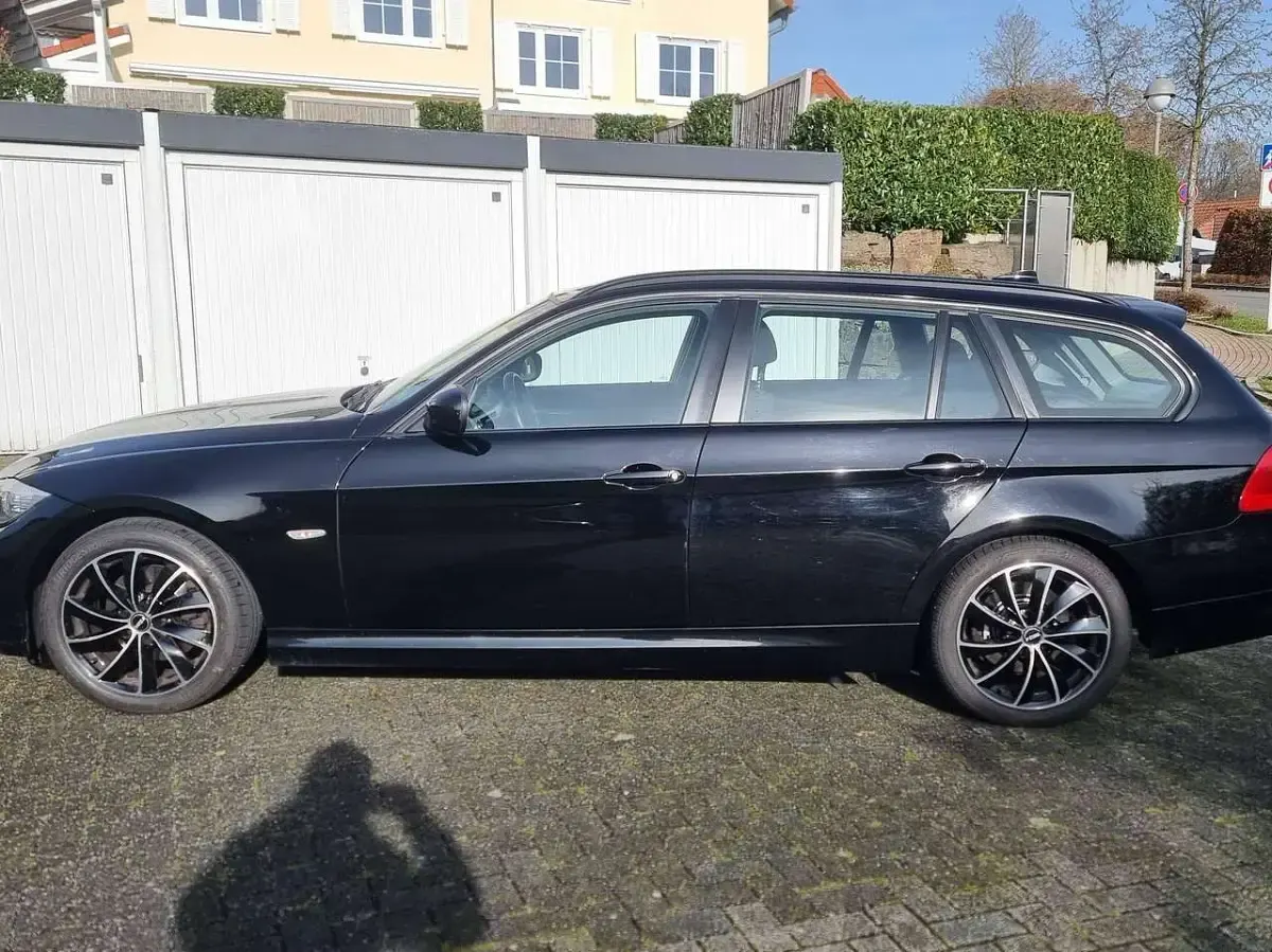 Gebraucht BMW 320 184 PS (135 kW) 2012 Schwarz Kombi