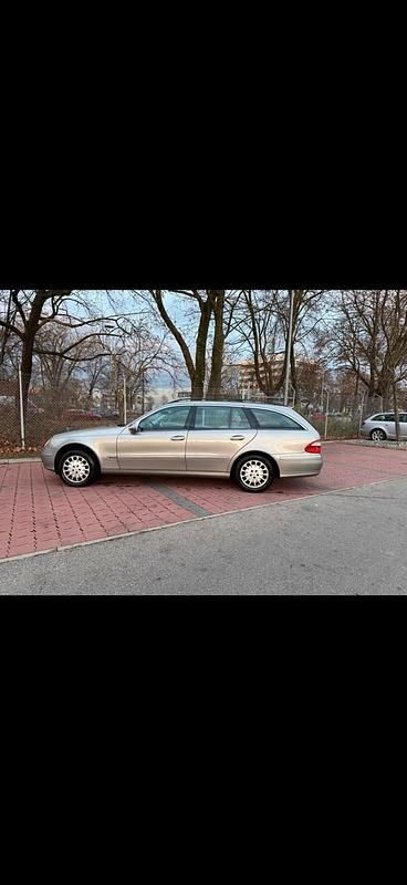 Gebraucht Mercedes E220 150 PS (110 kW) 2005 Grau Kombi
