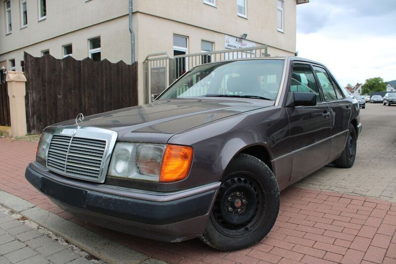 Braun Gebraucht 1992 Mercedes E250 Limousine | 2.999 € - Bild 1/4