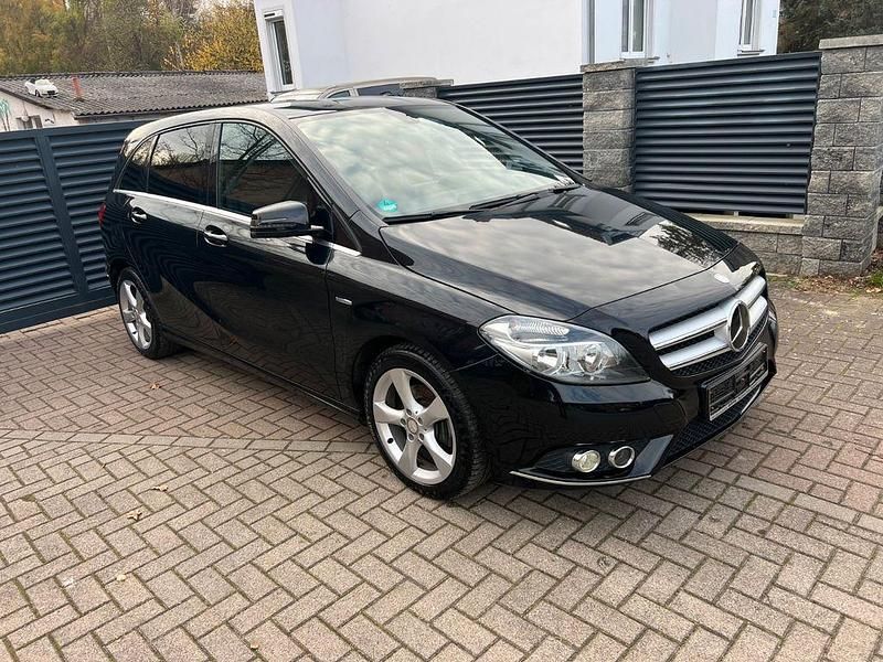 Schwarz Gebraucht 2012 Mercedes B180 Van / Kleinbus | 8.990 € (Guter Preis) - Bild 1/4