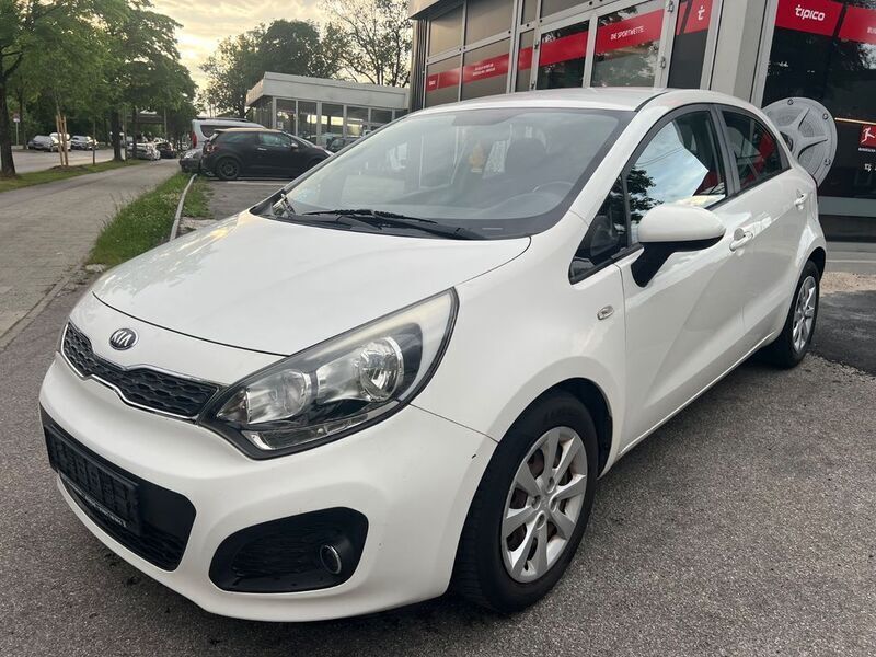 Weiß Gebraucht 2013 Kia Rio DREAM-TEAM Edition Limousine | 2.900 € (Teuer) - Bild 1/4