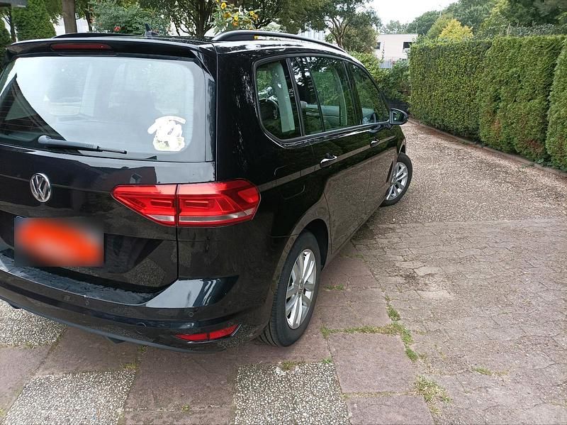 Gebraucht VW Touran 116 PS (85 kW) 2018 Schwarz Van / Kleinbus