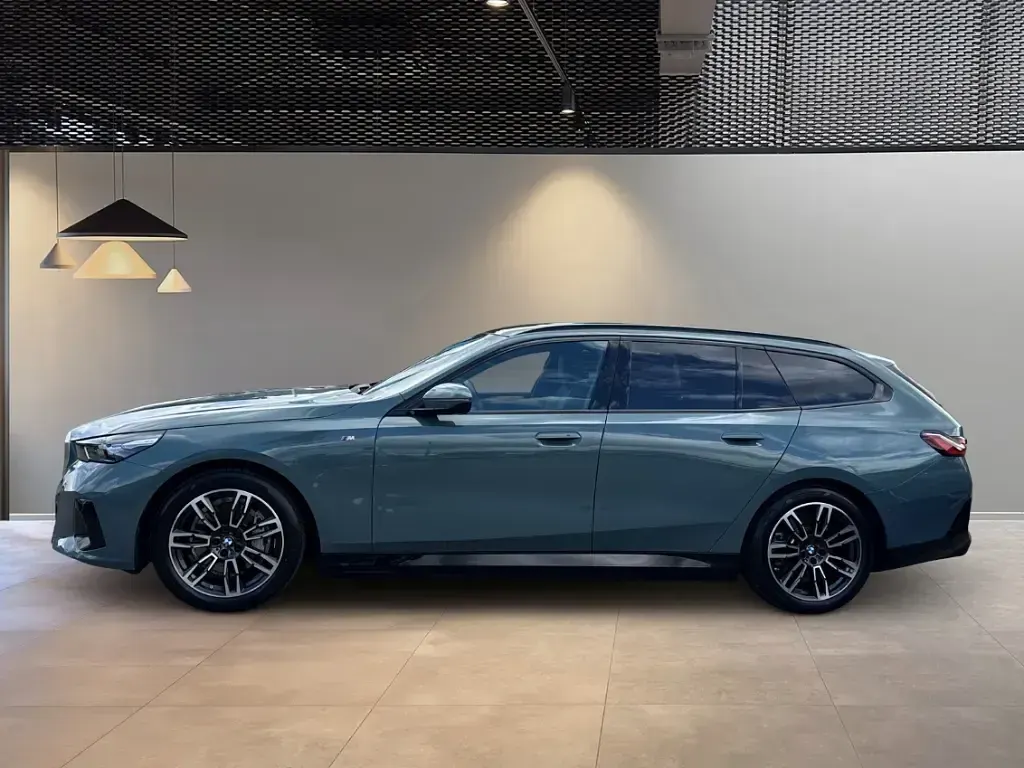 Gebraucht BMW i5 M Sport 250 kW (340 PS) 2025 Gruen Kombi