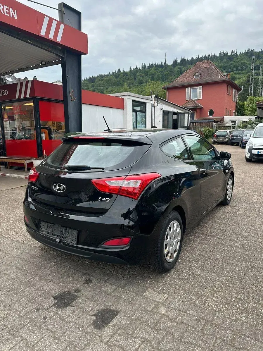 Usado Hyundai i30 Classic 99 CV (72 kW) 2013 Negro Coupe