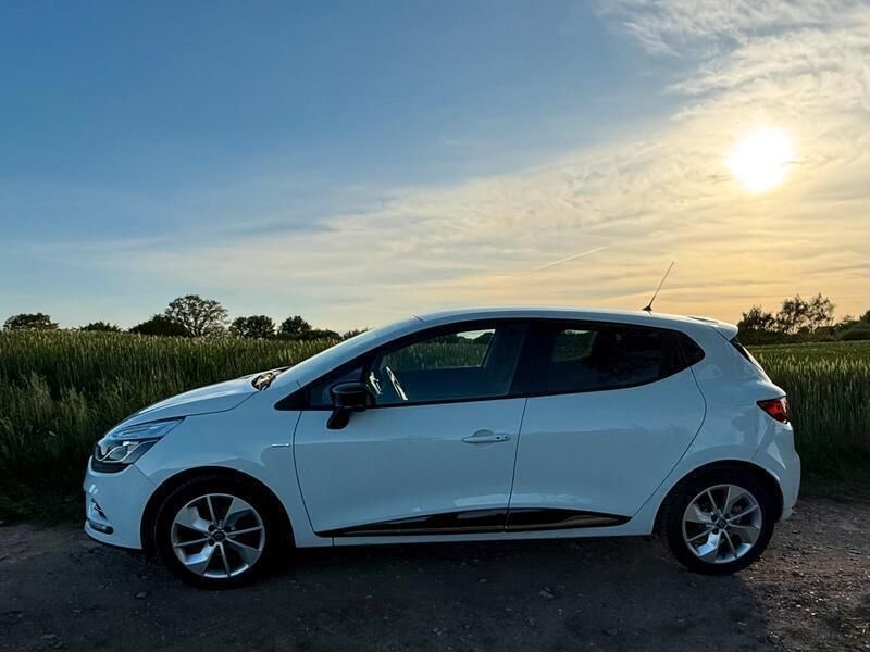 Weiß Gebraucht 2018 Renault Clio IV LIMITED Limousine | 9.249 € (Fairer Preis) - Bild 1/4