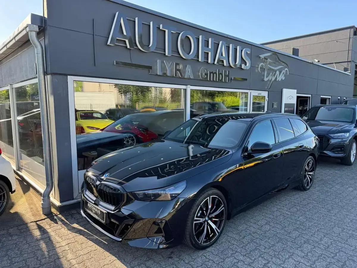 Gebraucht BMW 520 M Sport 197 PS (144 kW) 2025 Schwarz Kombi