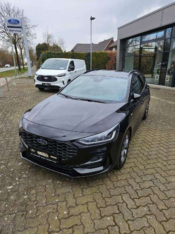 Obsidianschwarz metallic Gebraucht 2024 Ford Focus ST-Line Kombi | 24.990 € (Guter Preis) - Bild 1/4