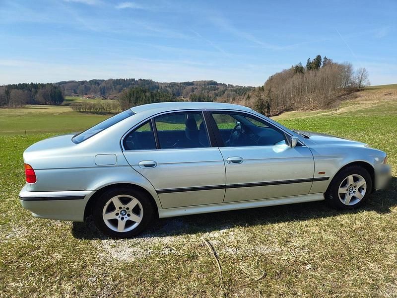 Gebraucht BMW 528 193 PS (141 kW) 1996 Silber Limousine