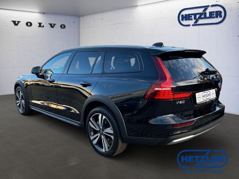 Gebraucht Volvo V60 CC Ultimate 197 PS (144 kW) 2024 Onyx black / metallic Kombi