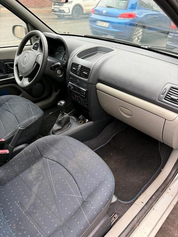 Gebraucht Renault Clio II 74 PS (54 kW) 2001 Silber Kleinwagen