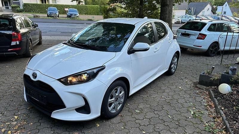 Weiß Gebraucht 2022 Toyota Yaris Business Edition Limousine | 16.990 € (Superpreis) - Bild 1/4
