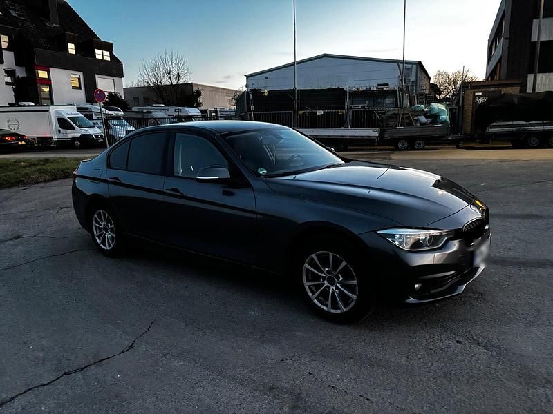 Gebraucht BMW 318 136 PS (100 kW) 2018 Grau Limousine
