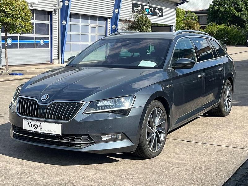 Grau Gebraucht 2018 Skoda Superb LAURIN & KLEMENT Kombi | 17.950 € (Fairer Preis) - Bild 1/4