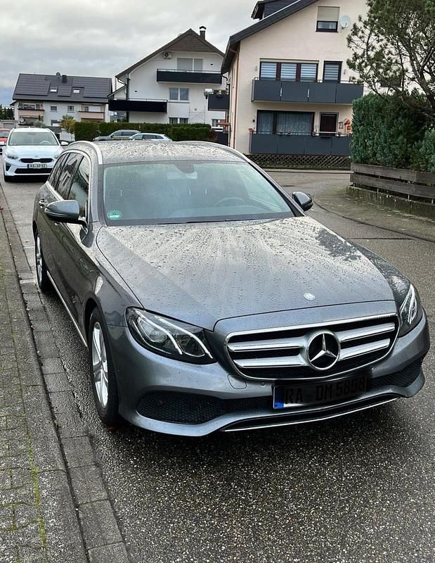Grau Gebraucht 2016 Mercedes E200 Kombi | 18.900 € - Bild 1/4