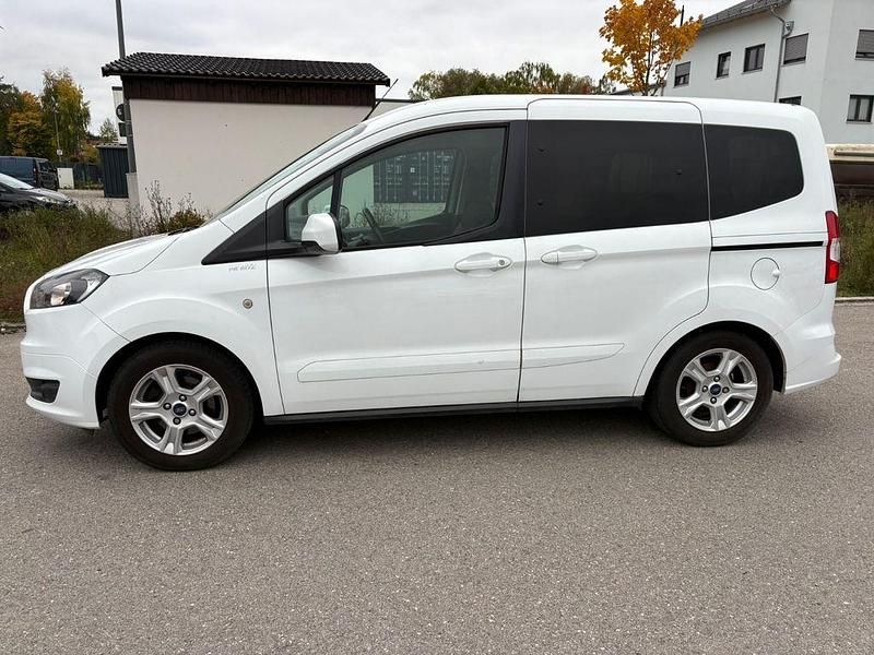 Gebraucht Ford Tourneo 101 PS (74 kW) 2018 Weiß Van / Kleinbus