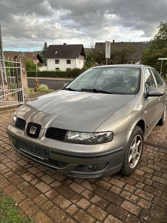 Grau Gebraucht 2005 Seat Leon Stella Limousine | 2.250 € (Etwas zu teuer) - Bild 1/4
